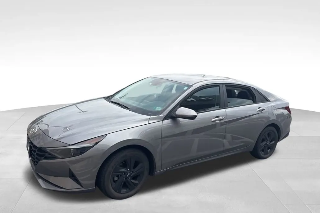 2023 Hyundai Elantra SEL photo 1