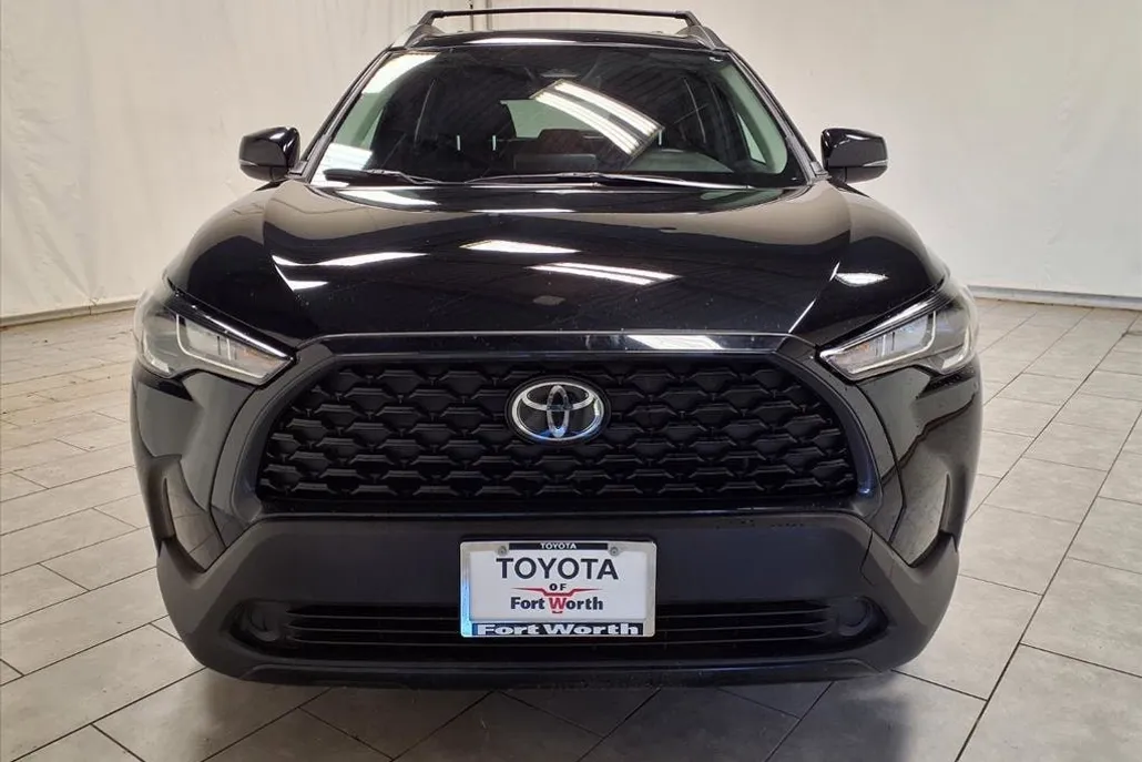 2025 Toyota Corolla Cross LE photo 1