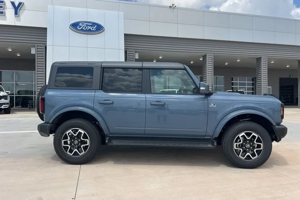 2025 Ford Bronco Outer Banks photo 1