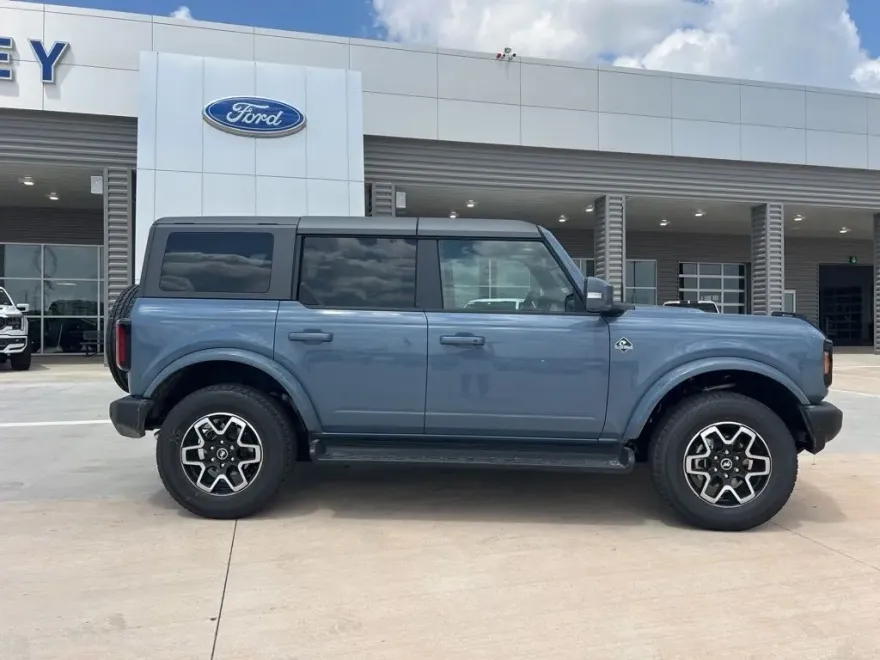 2025 Ford Bronco Outer Banks photo 1