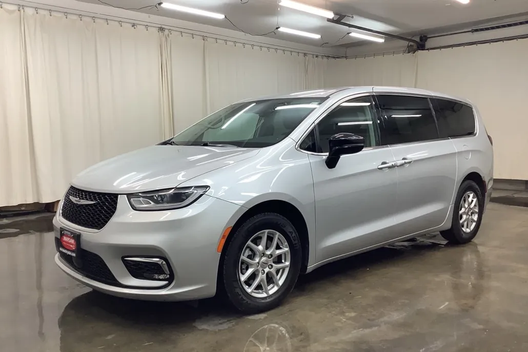 2024 Chrysler Pacifica Touring L photo 1