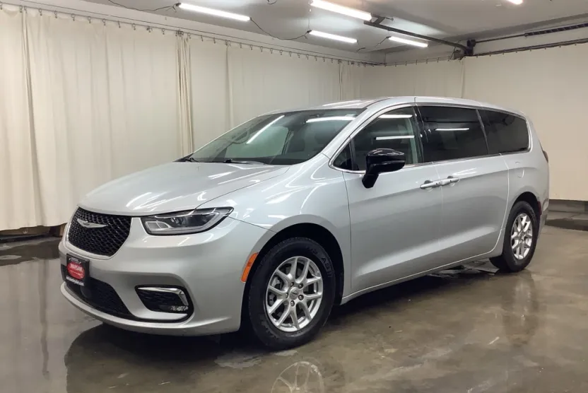 2024 Chrysler Pacifica Touring L photo 1