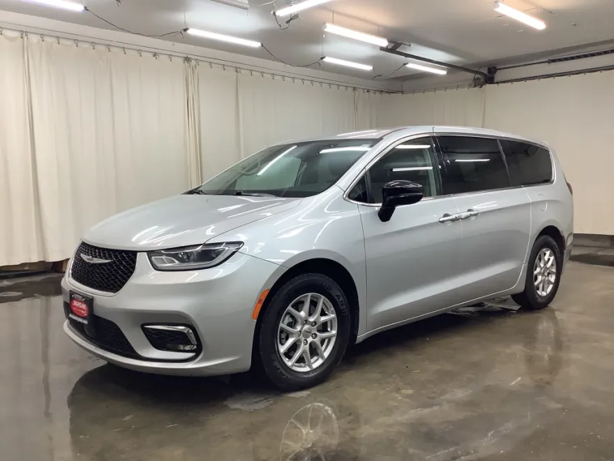 2024 Chrysler Pacifica Touring L photo 1
