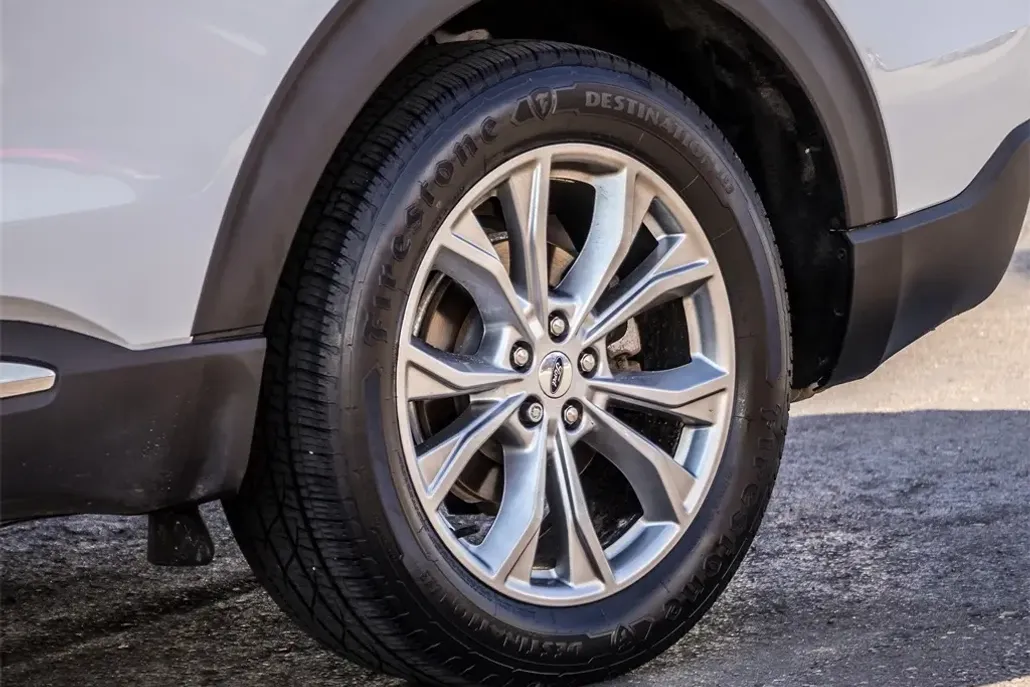 2021 Ford Explorer XLT photo 1