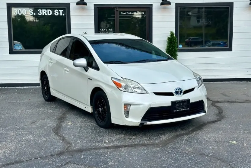 2015 Toyota Prius Four photo 1