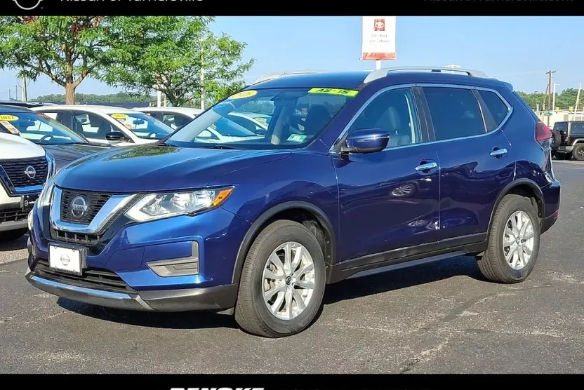 2018 Nissan Rogue SV photo 1