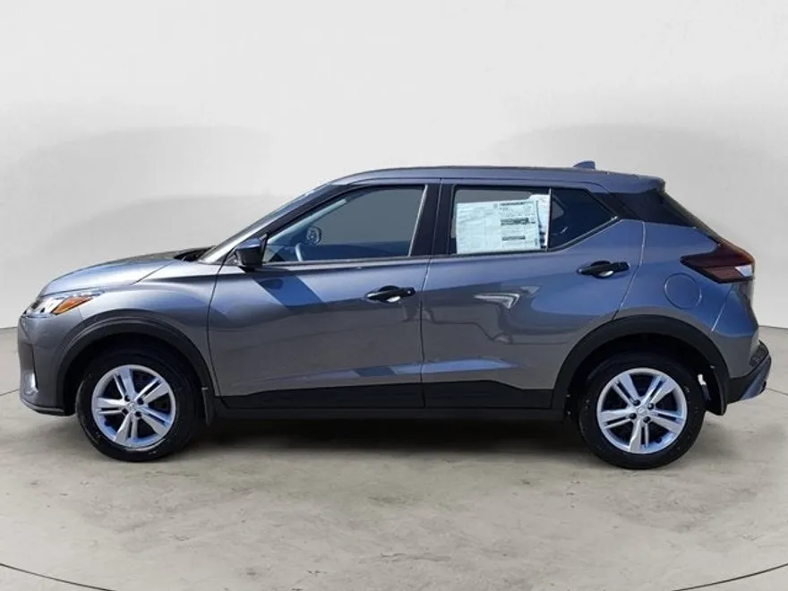 2025 Nissan Kicks Play S photo 1