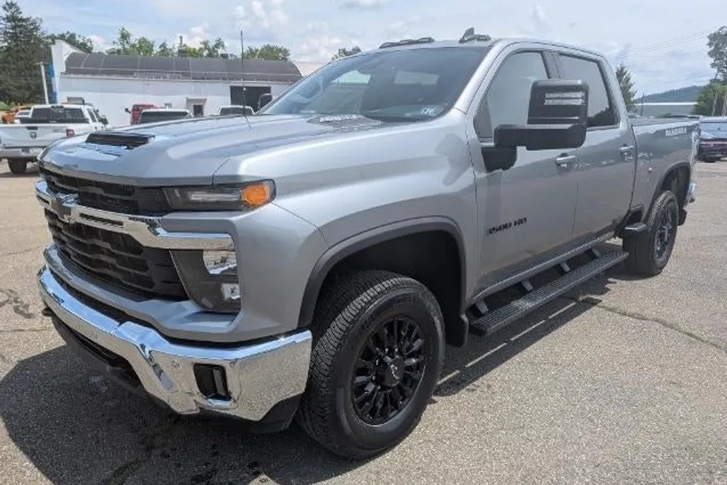 2025 Chevrolet Silverado 3500HD LT photo 1
