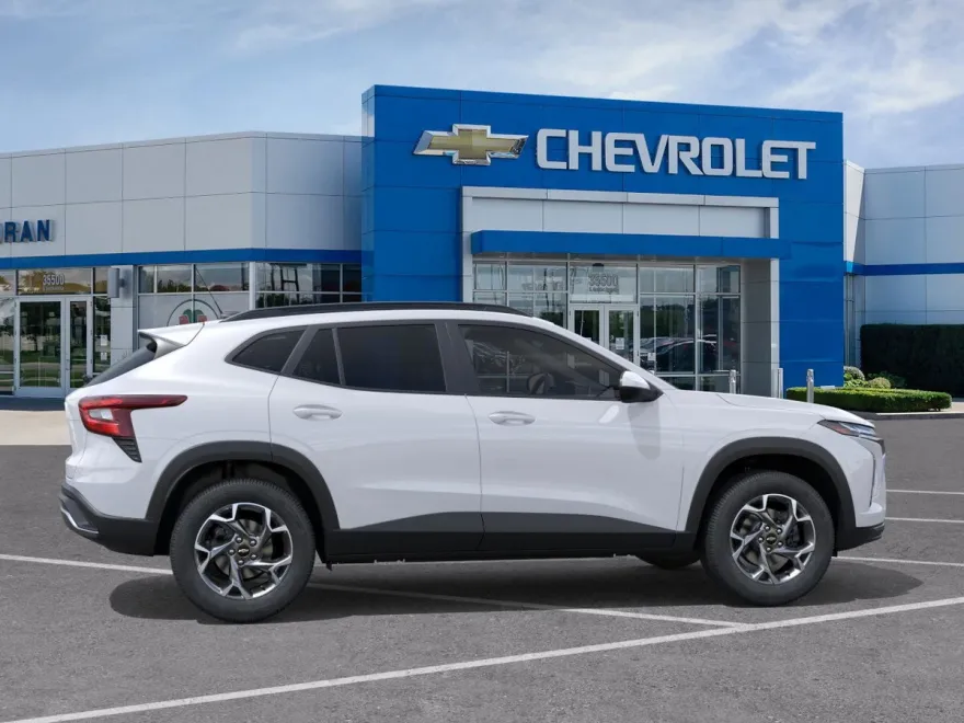 2025 Chevrolet Trax LT photo 1