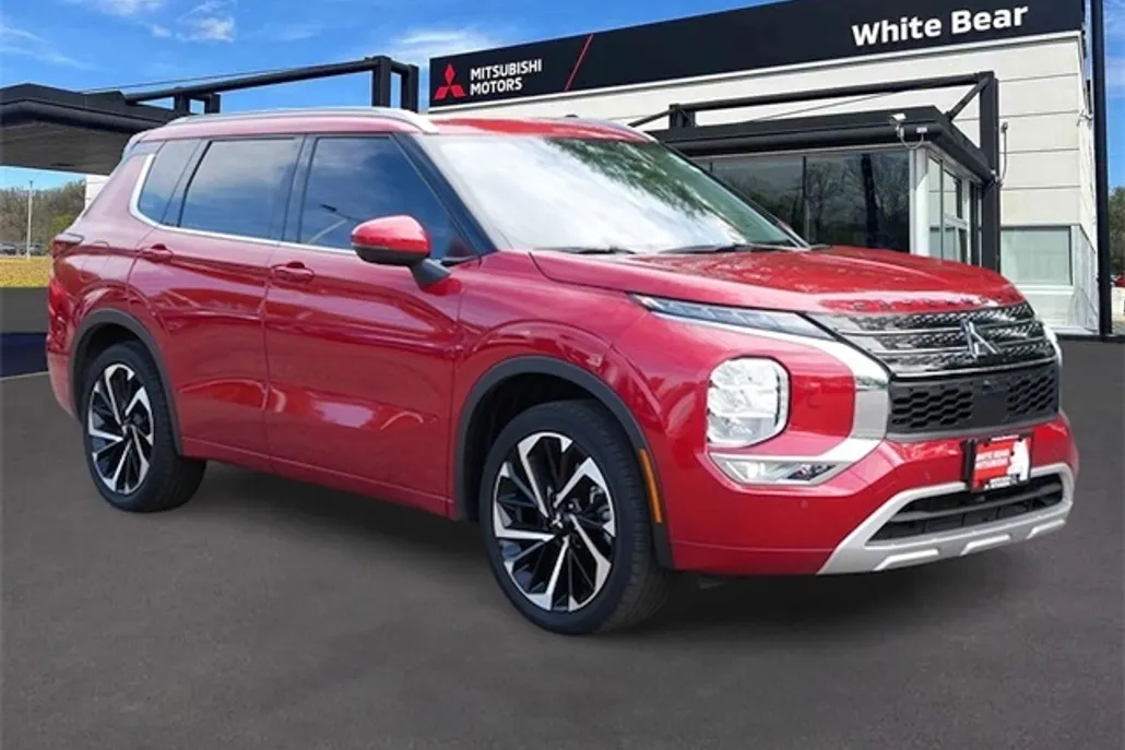 2024 Mitsubishi Outlander SEL photo 1