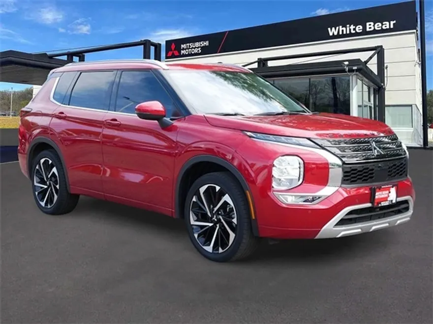 2024 Mitsubishi Outlander SEL photo 1