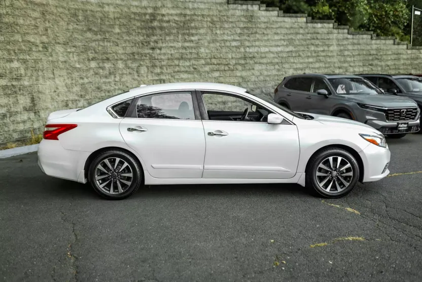 2016 Nissan Altima 2.5 SV photo 1