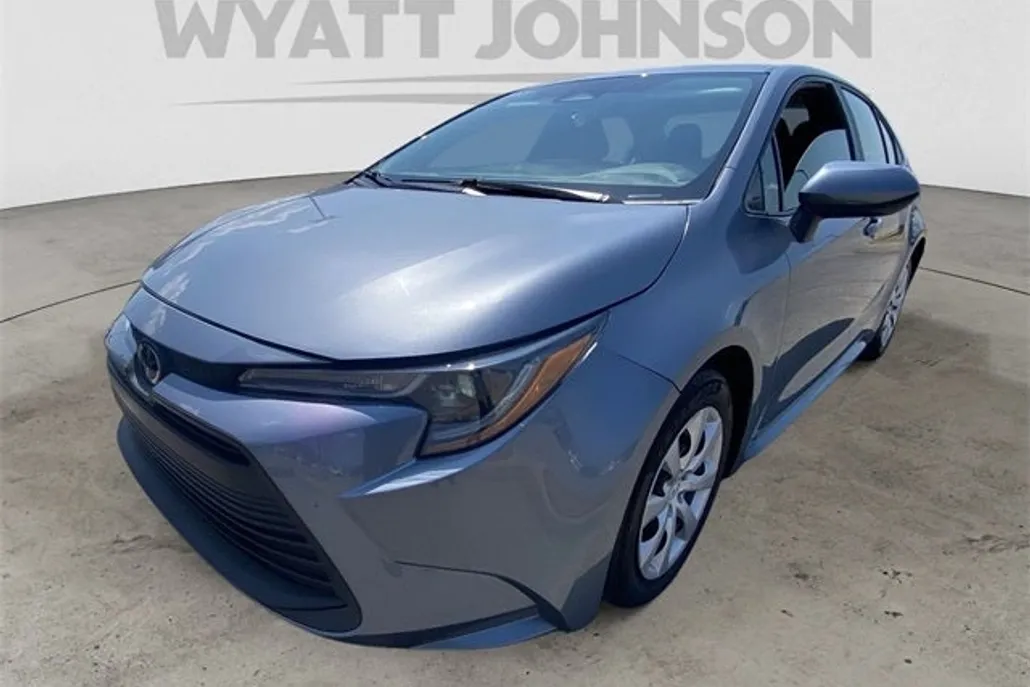 2023 Toyota Corolla LE photo 1