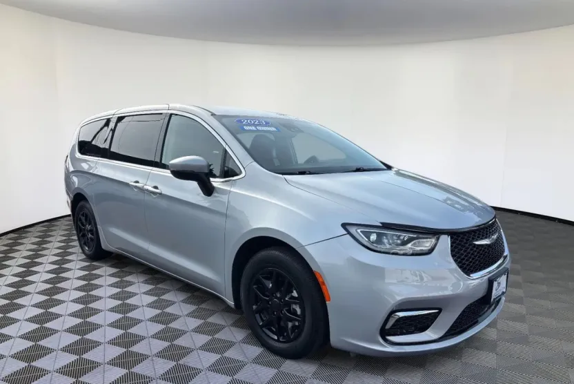 2023 Chrysler Pacifica Touring L photo 1