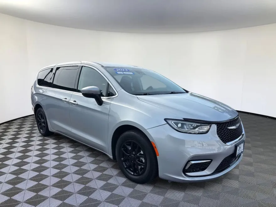 2023 Chrysler Pacifica Touring L photo 1