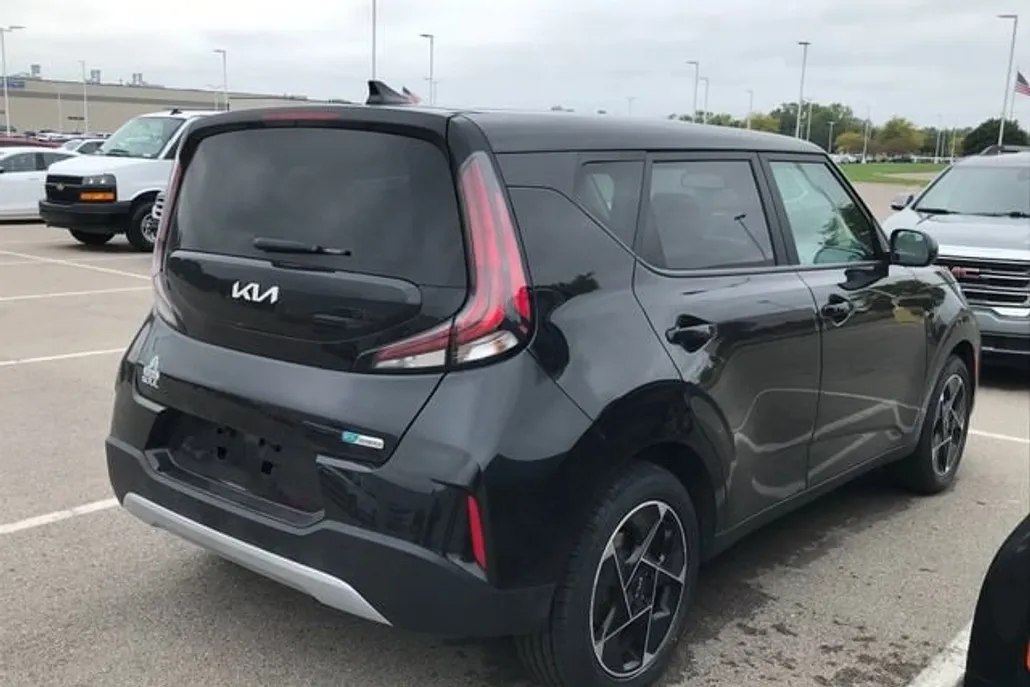 2023 Kia Soul EX photo 1