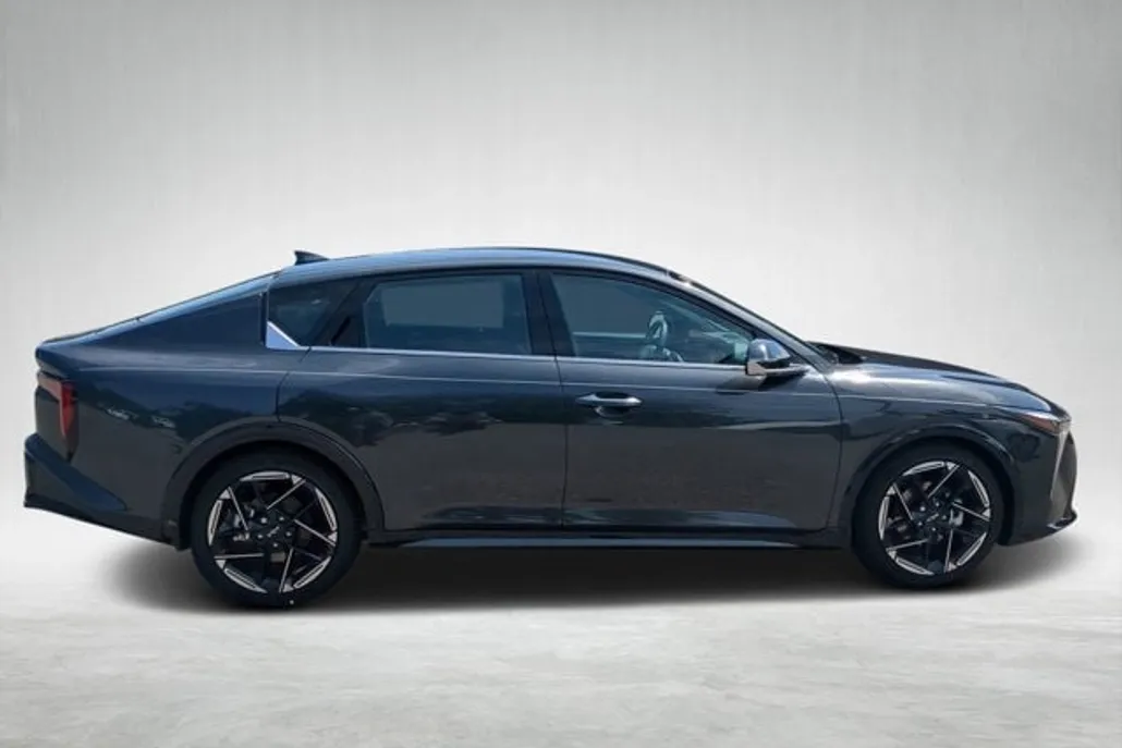 2025 Kia K4 GT-Line photo 1