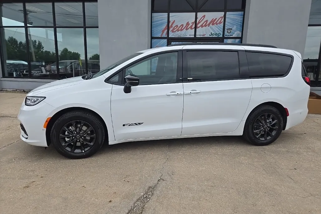 2025 Chrysler Pacifica photo 1