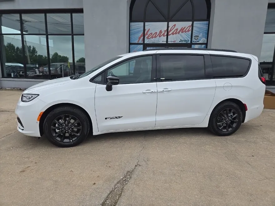 2025 Chrysler Pacifica photo 1