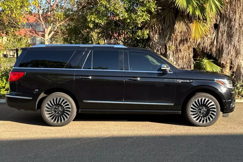 2021 Lincoln Navigator Black Label photo 1