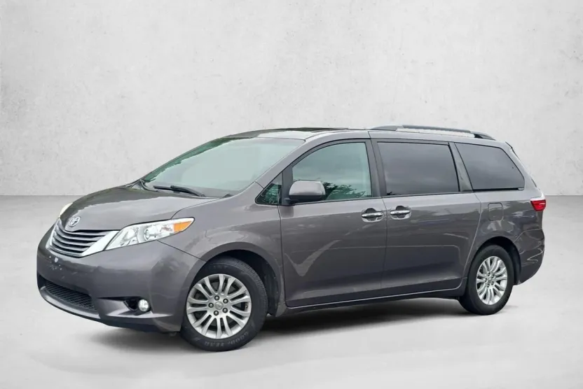 2017 Toyota Sienna XLE photo 1
