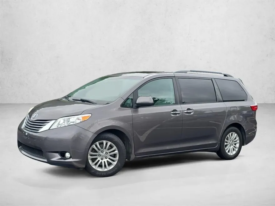2017 Toyota Sienna XLE photo 1