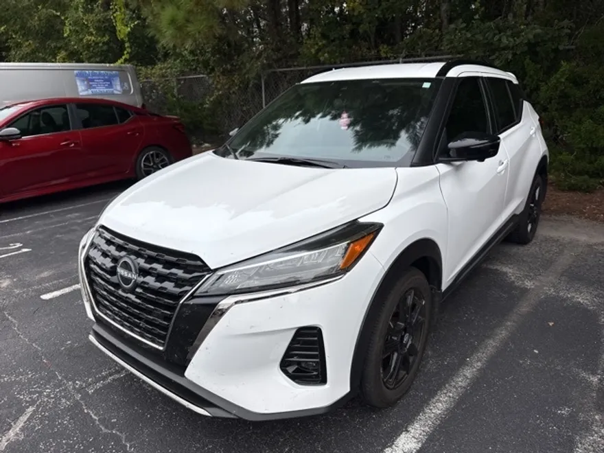 2024 Nissan Kicks SR photo 1