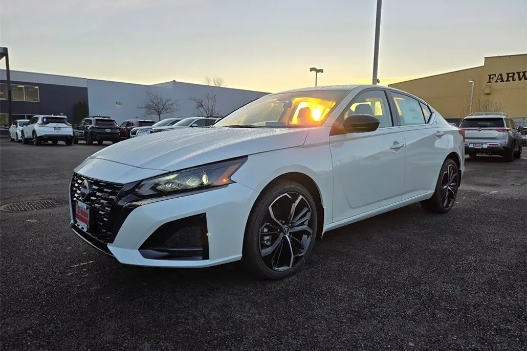 2025 Nissan Altima 2.5 SR photo 1