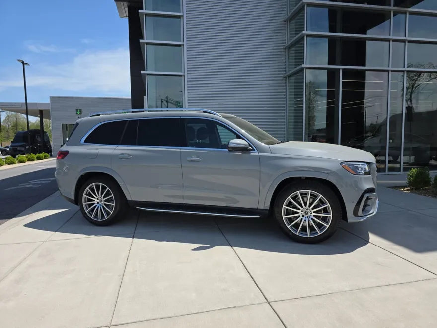 2025 Mercedes Benz GLS 450 4MATIC photo 1
