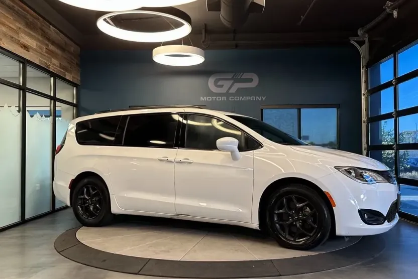 2020 Chrysler Pacifica Touring photo 1