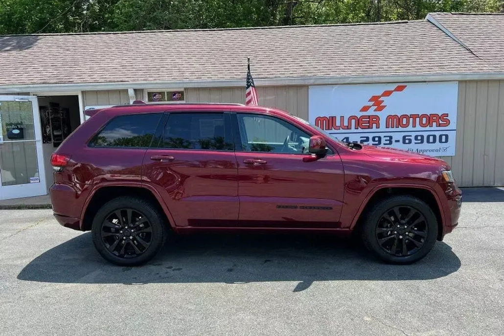 2017 Jeep Grand Cherokee Altitude photo 1