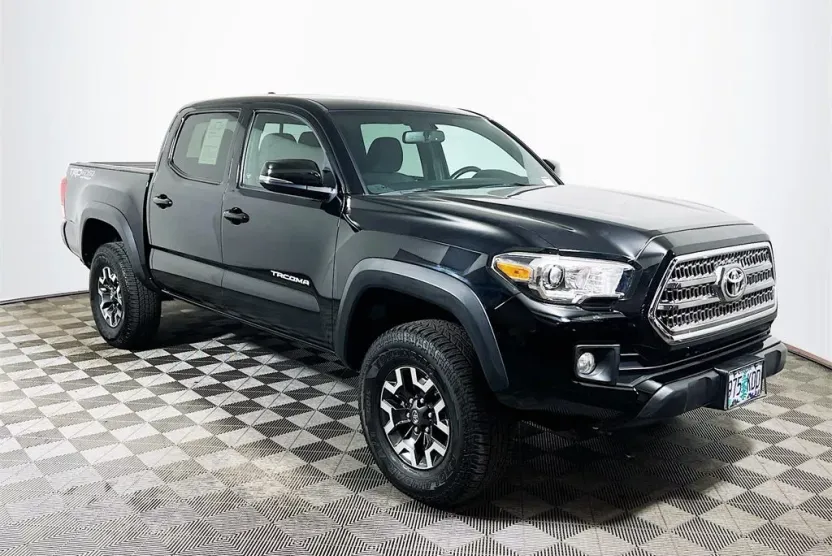 2017 Toyota Tacoma TRD Off-Road V6 photo 1