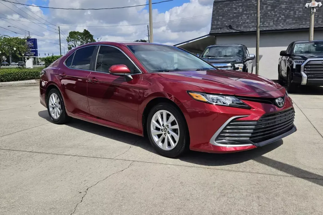 2021 Toyota Camry LE photo 1