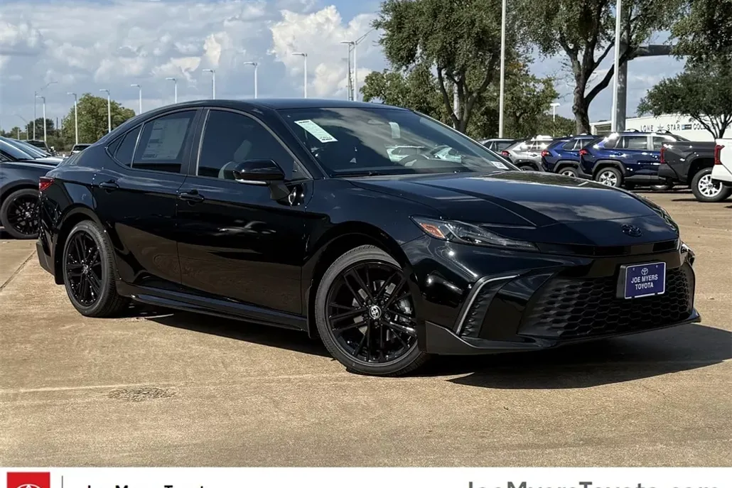 2026 Toyota Camry SE photo 1