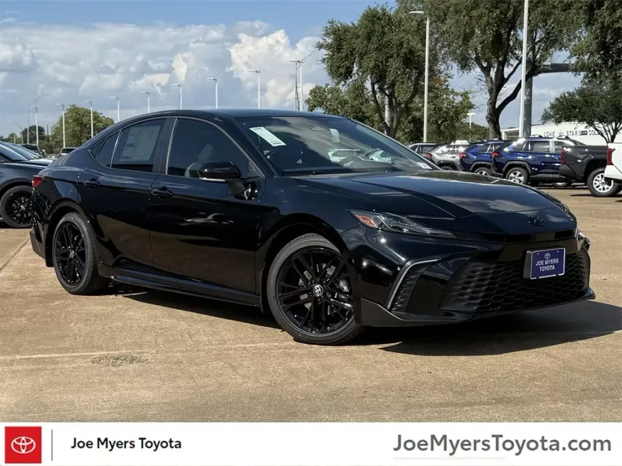 2026 Toyota Camry SE photo 1