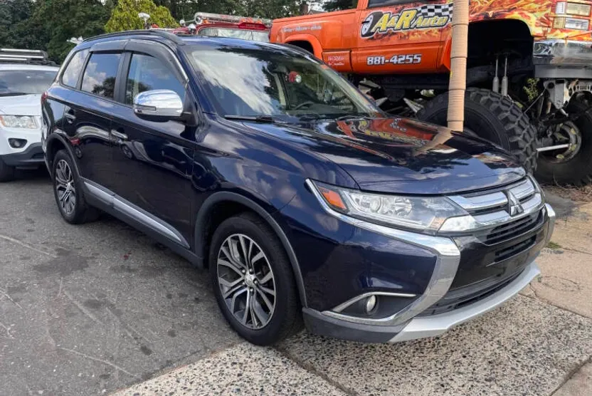2016 Mitsubishi Outlander SEL photo 1