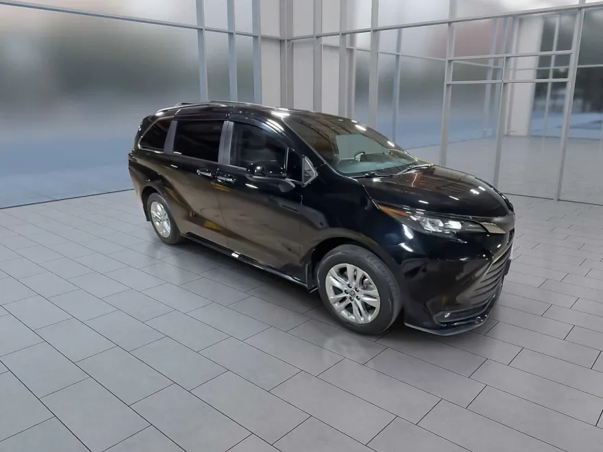 2022 Toyota Sienna XLE Woodland Edition photo 2