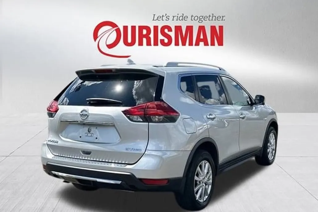2017 Nissan Rogue SV photo 1