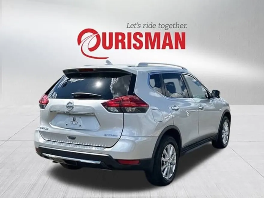 2017 Nissan Rogue SV photo 1