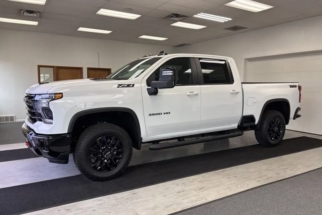 2025 Chevrolet Silverado 3500HD LT photo 1