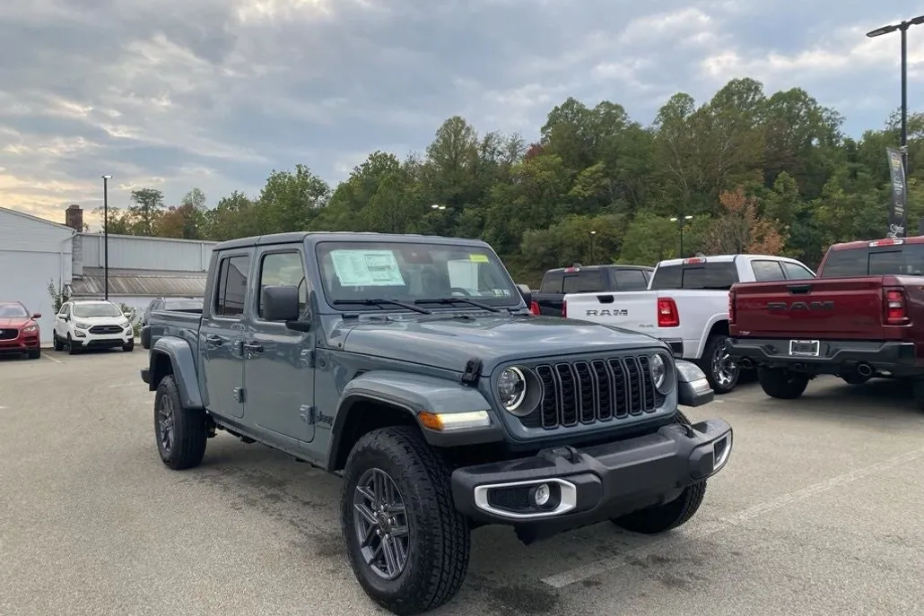2025 Jeep Gladiator Sport S photo 1