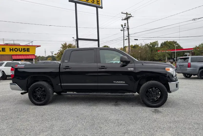 2015 Toyota Tundra SR5 CrewMax photo 1