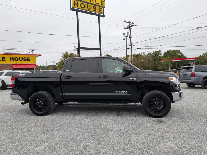 2015 Toyota Tundra SR5 CrewMax photo 1