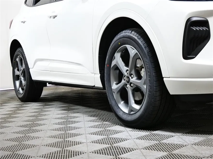 2023 Ford Escape ST-Line photo 1