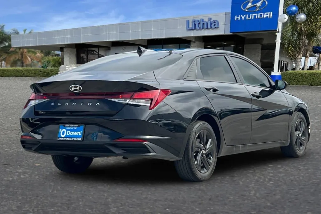 2023 Hyundai Elantra SEL photo 1