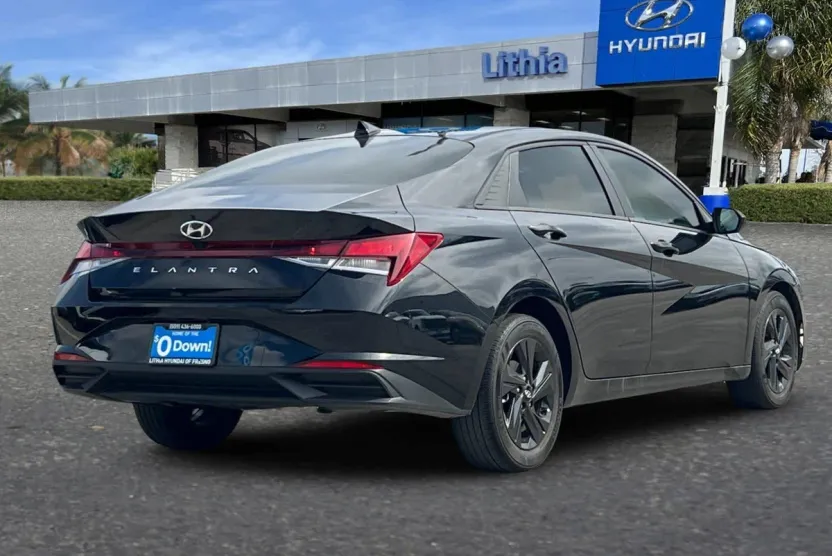 2023 Hyundai Elantra SEL photo 1
