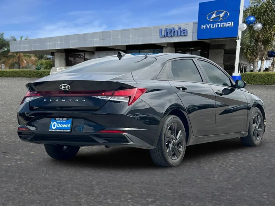 2023 Hyundai Elantra SEL photo 1