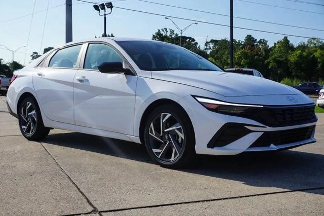 2025 Hyundai Elantra SEL Sport photo 1