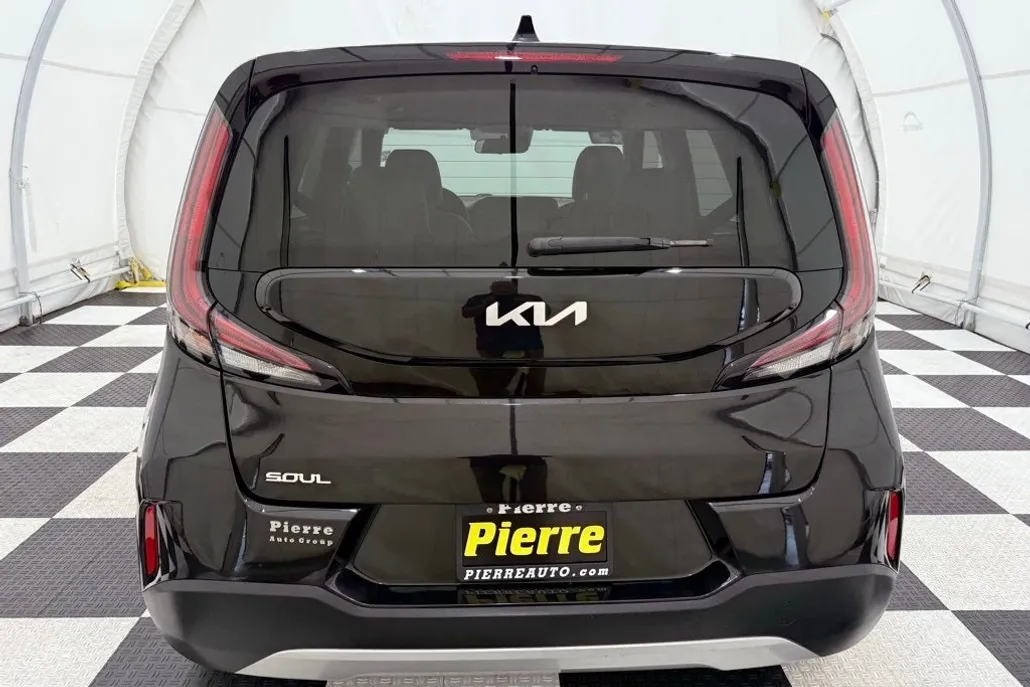 2023 Kia Soul LX photo 1