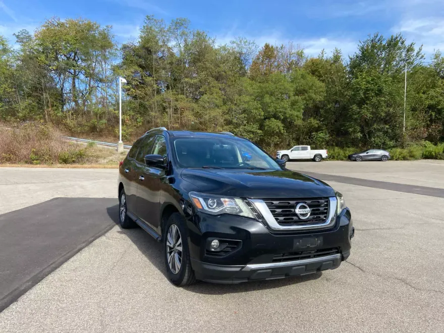 2019 Nissan Pathfinder SL photo 1